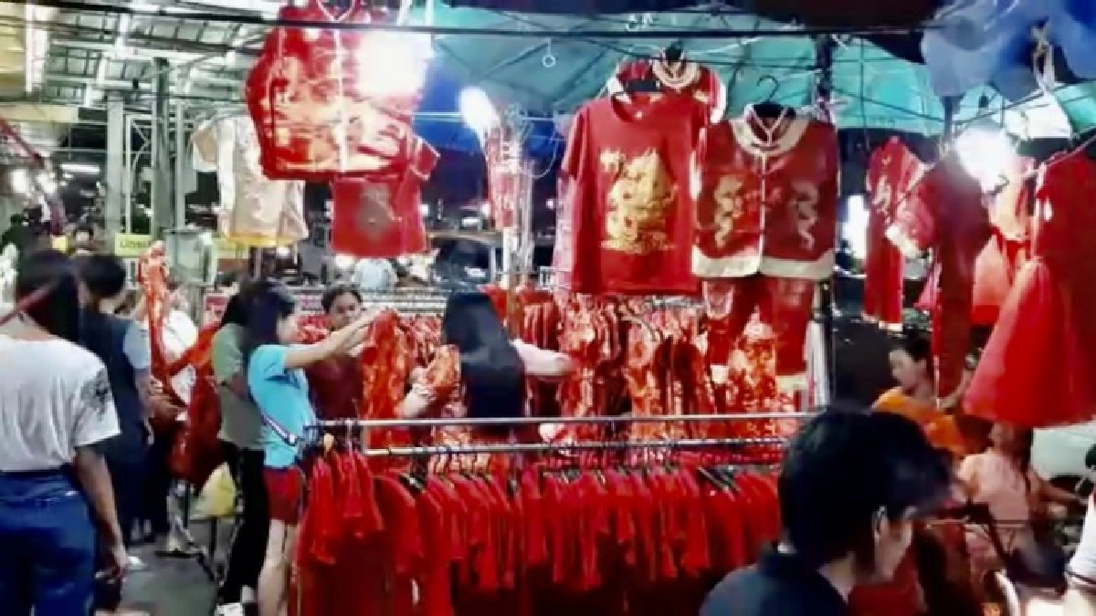 คึกคัด ปชช. ออกจับจ่ายไม่ขาดสาย เสื้อผ้าชุดแดงขายดีที่สุด