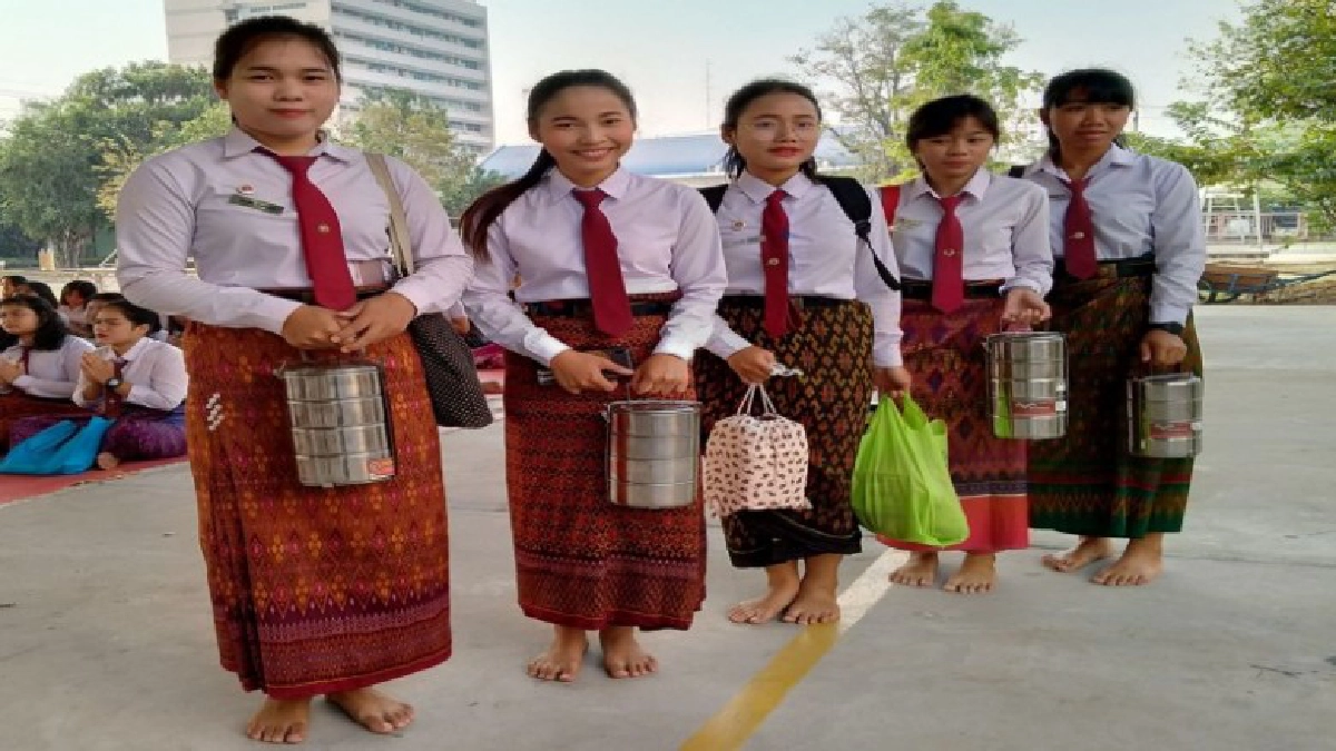 นักศึกษาวิทยาลัยอาชีวสุรินทร์ร่วมกันถือตะกร้า นุ่งผ้าไทย นักศึกษาวิทยาลัยอาชีวสุรินทร์ร่วมกันถือตะกร้า นุ่งผ้าไทย