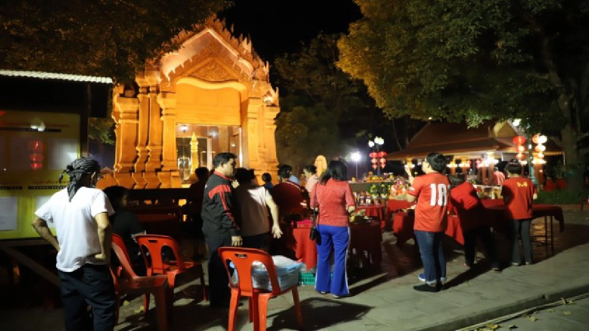 ศาลเจ้าพ่อปึงเถ่ากงม่าชาวจีนแห่ไหว้ 'ตรุษจีน' งดเผากระดาษ 