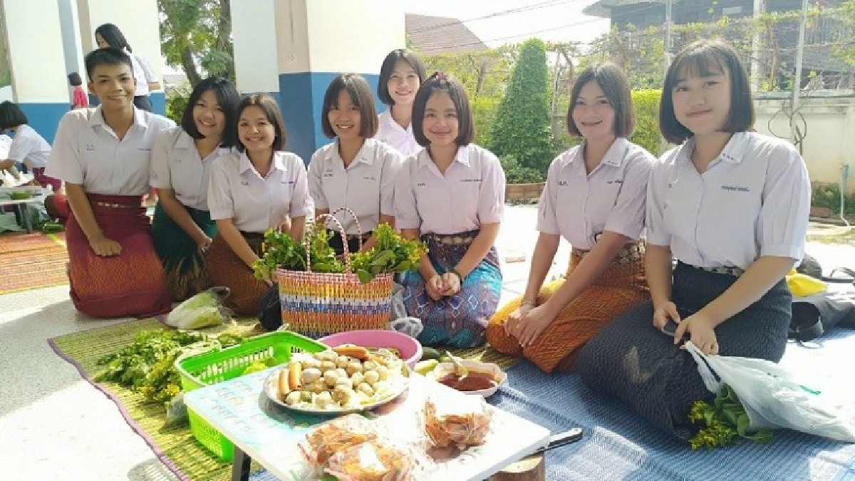 ผอ.นำนร.แต่งชุดไทยย้อนยุคและยึดหลักเศรษฐกิจพอเพียง ผอ.นำนร.แต่งชุดไทยย้อนยุคและยึดหลักเศรษฐกิจพอเพียง