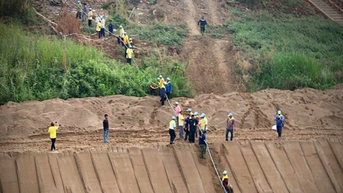 จิตอาสาขุดสระแก้ไขปัญหาภัยแล้งในพื้นที่ลำน้ำยม