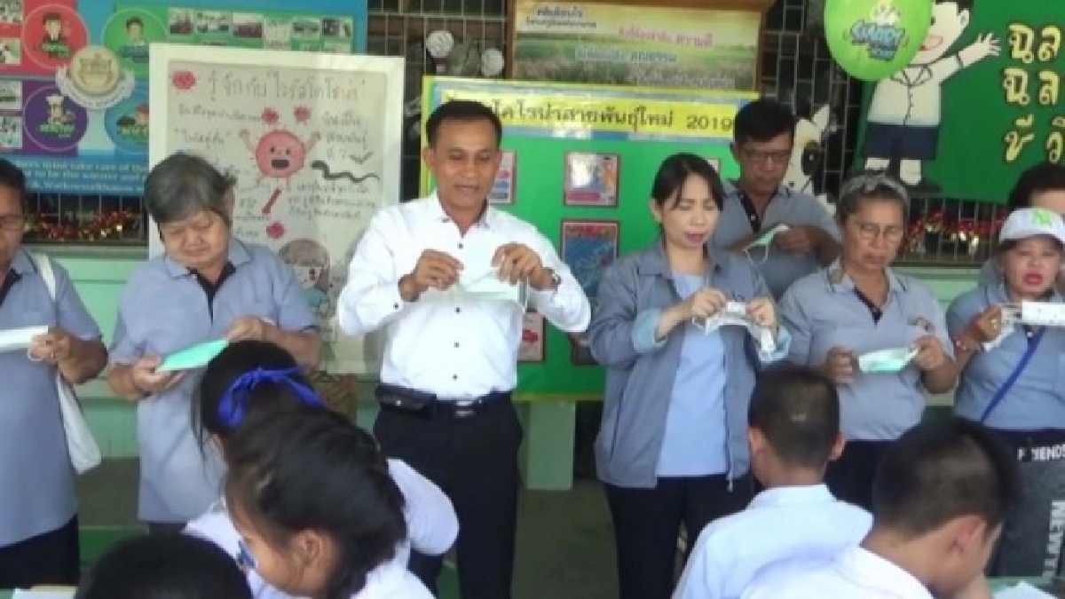 ลงพื้นที่สอน นร.ป้องกัน ไวรัสโคโรน่า รณรงค์สวมหน้ากากอนามัย ลงพื้นที่สอน นร.ป้องกัน ไวรัสโคโรน่า รณรงค์สวมหน้ากากอนามัย
