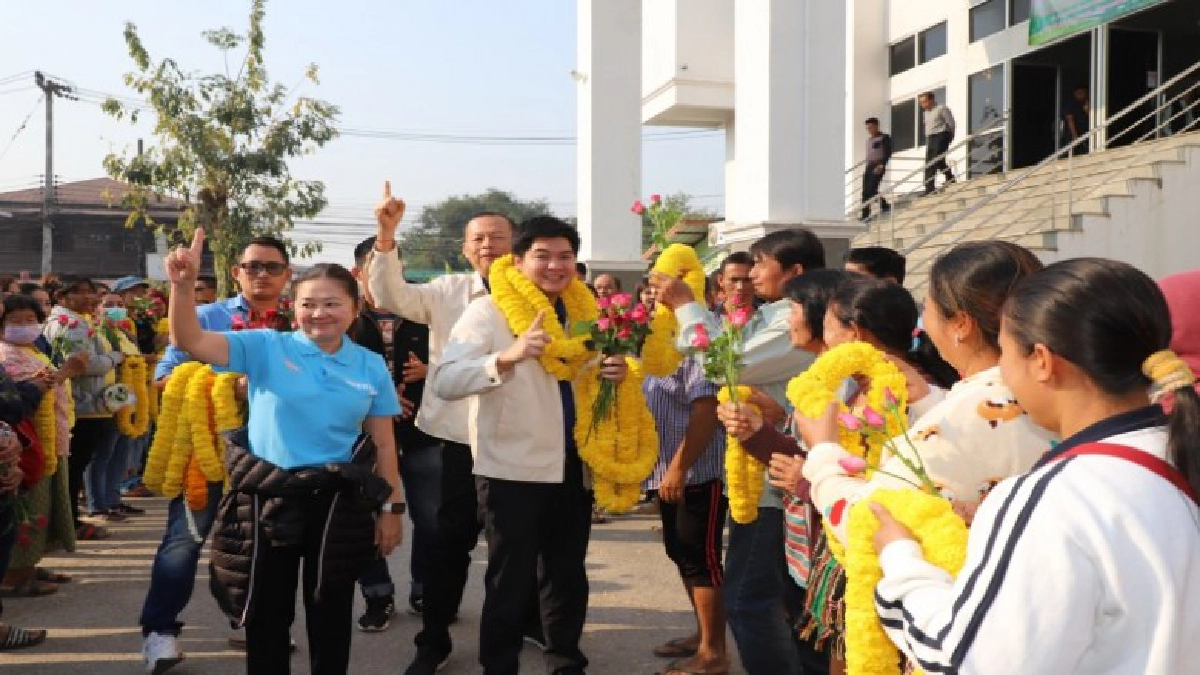 โผ..ไม่พลิก พลังประชารัฐ หนุน "เพชรภูมิ อาภรณ์รัตน์" สู้ศึกเลือกตั้งซ่อม แทนพ่อ ส.ส.ไวพจน์ อาภรณ์รัตน์เขต 2 โผ..ไม่พลิก พลังประชารัฐ หนุน "เพชรภูมิ อาภรณ์รัตน์" สู้ศึกเลือกตั้งซ่อม แทนพ่อ ส.ส.ไวพจน์ อาภรณ์รัตน์เขต 2
