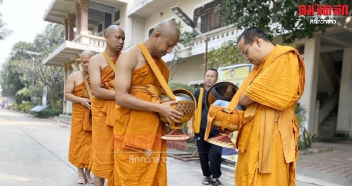 น่าเลื่อมใส ชมภาพชุด"หลวงพี่โจ๊ก"ทำวัตรเช้าบิณฑบาตที่อินเดีย