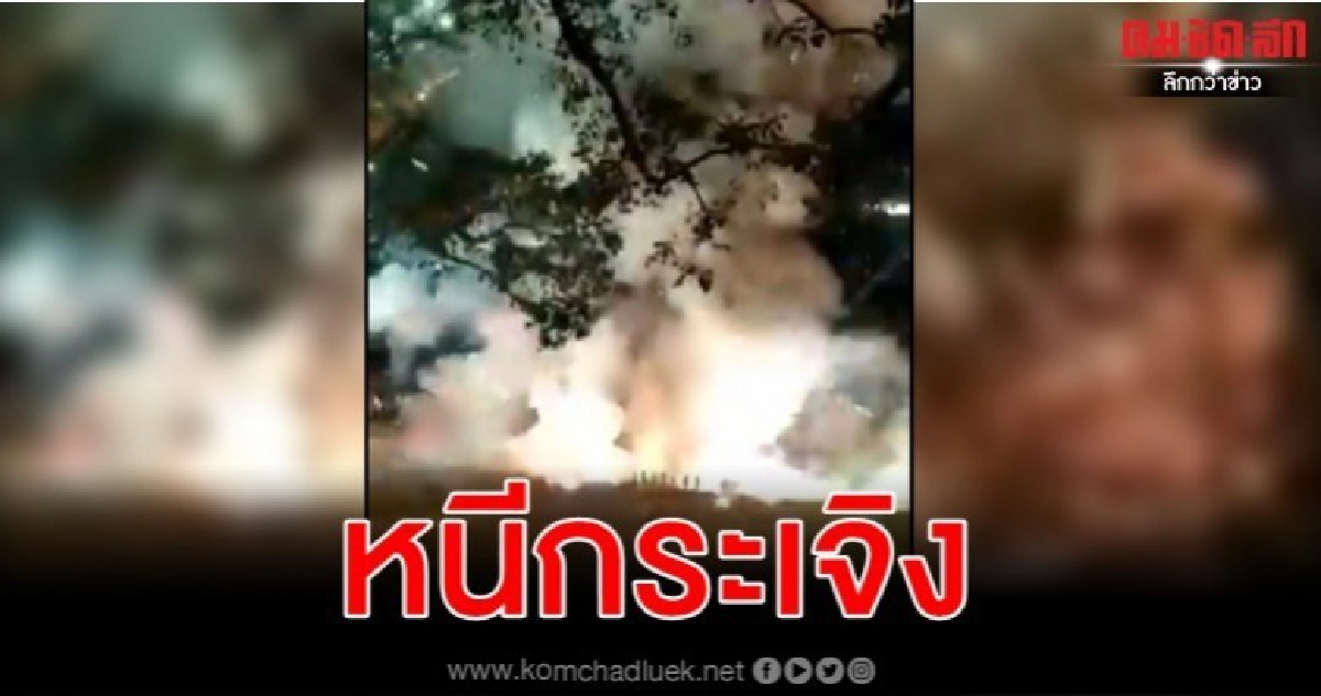 นาทีประทัดบึ้มกระจาย ฝนไฟพุ่งใส่ฝูงชนในวัดอินเดีย 
