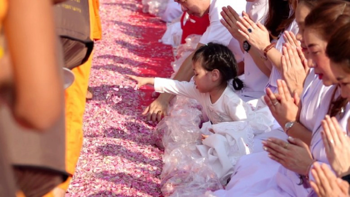 พุทธศาสนิกชนปลื้มใจถวายการต้อนรับพระสงฆ์