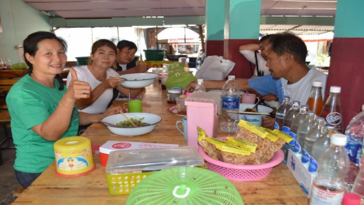 อิ่มสุดๆก๋วยเตี๋ยวเป็ดกะละมัง ใส่อาหารแทนชามก๋วยเตี๋ยว อิ่มสุดๆก๋วยเตี๋ยวเป็ดกะละมัง ใส่อาหารแทนชามก๋วยเตี๋ยว