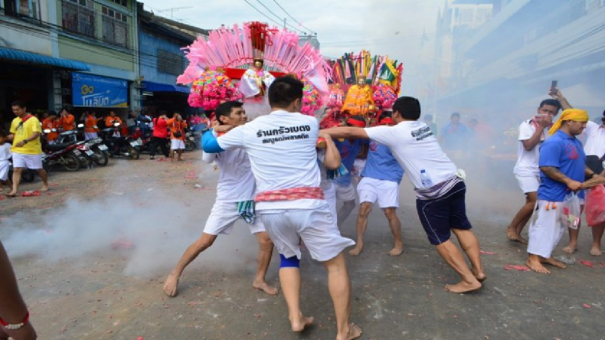 แห่เจ้ามูลนิธิอำเภอเบตง ชาวบ้านต่างขอให้เกิดความสงบสุขเกิดขึ้นในพื้นที่พร้อมส่งใจชาวอู่ฮั่นสู้ๆเชื้อไวรัสโคโรน่า แห่เจ้ามูลนิธิอำเภอเบตง ชาวบ้านต่างขอให้เกิดความสงบสุขเกิดขึ้นในพื้นที่พร้อมส่งใจชาวอู่ฮั่นสู้ๆเชื้อไวรัสโคโรน่า