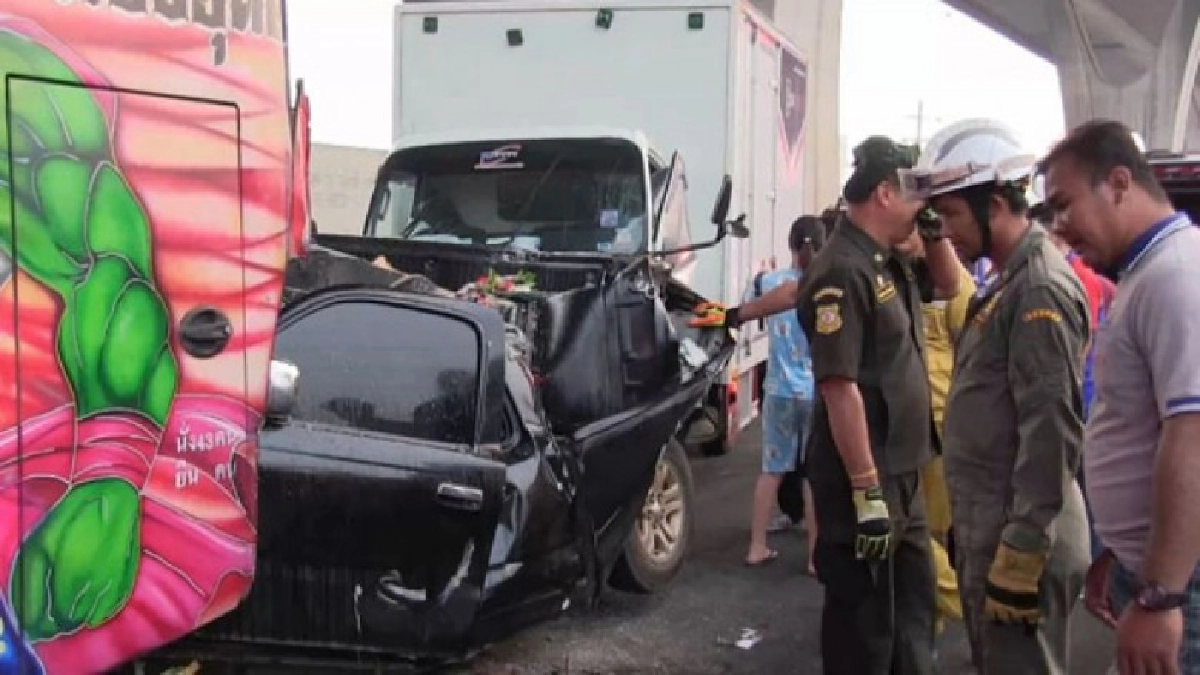 โชว์เฟอร์หนุ่มควบรถ หลับในชนยับ 5 คันรวด พบผู้เสียชีวิต 1 