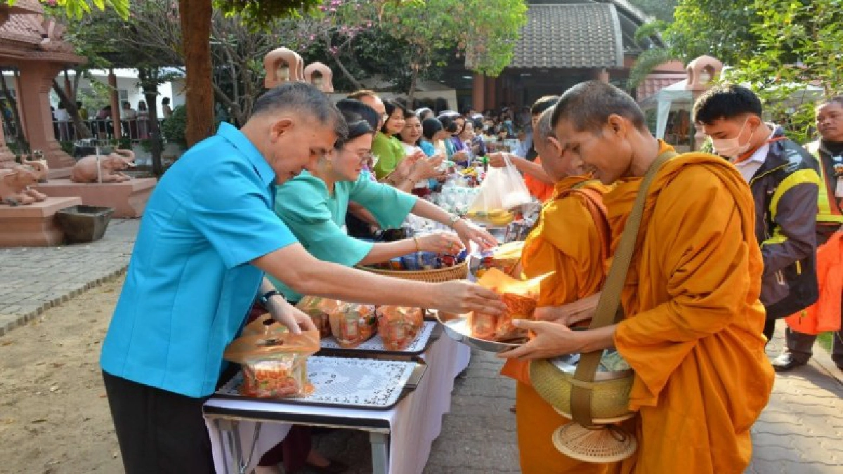 ประชาชนร่วมกับ รพ.สุรินทร์ ทำบุญตักบาตร ประจำเดือน ประชาชนร่วมกับ รพ.สุรินทร์ ทำบุญตักบาตร ประจำเดือน