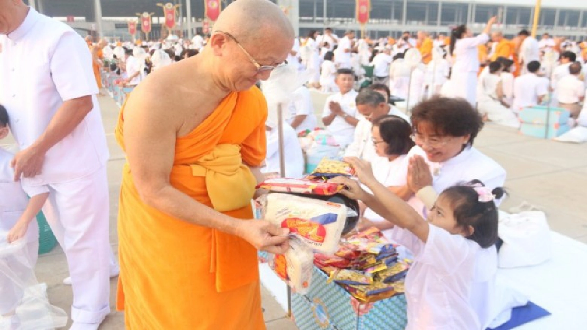 ธรรมกายจัดงานบุญตักบาตรพระกว่า2,000 รูปเนื่องในวันมาฆบูชา
