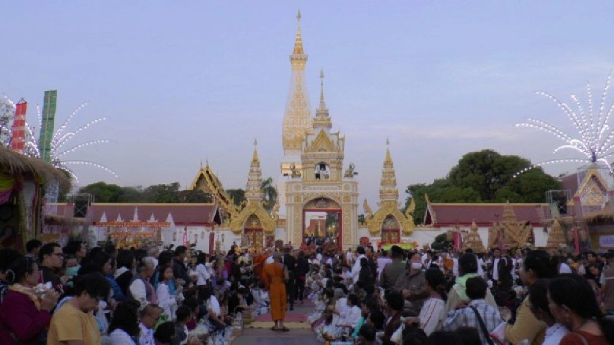 พุทธศาสนิกชนไทย-ลาว ร่วมตักบาตรเวียนเทียนวันมาฆบูชา พุทธศาสนิกชนไทย-ลาว ร่วมตักบาตรเวียนเทียนวันมาฆบูชา