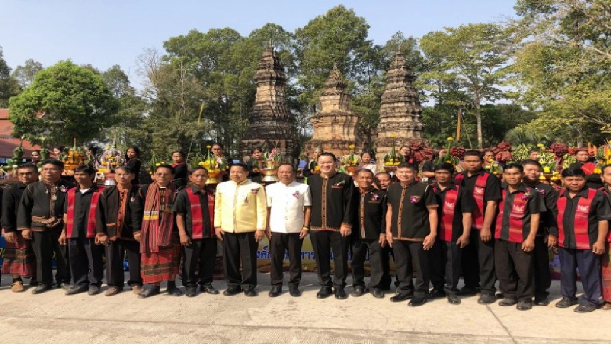 ลูกหลานร่วมสืบสานตำนานพันปี ไหว้พระธาตุ ลูกหลานร่วมสืบสานตำนานพันปี ไหว้พระธาตุ