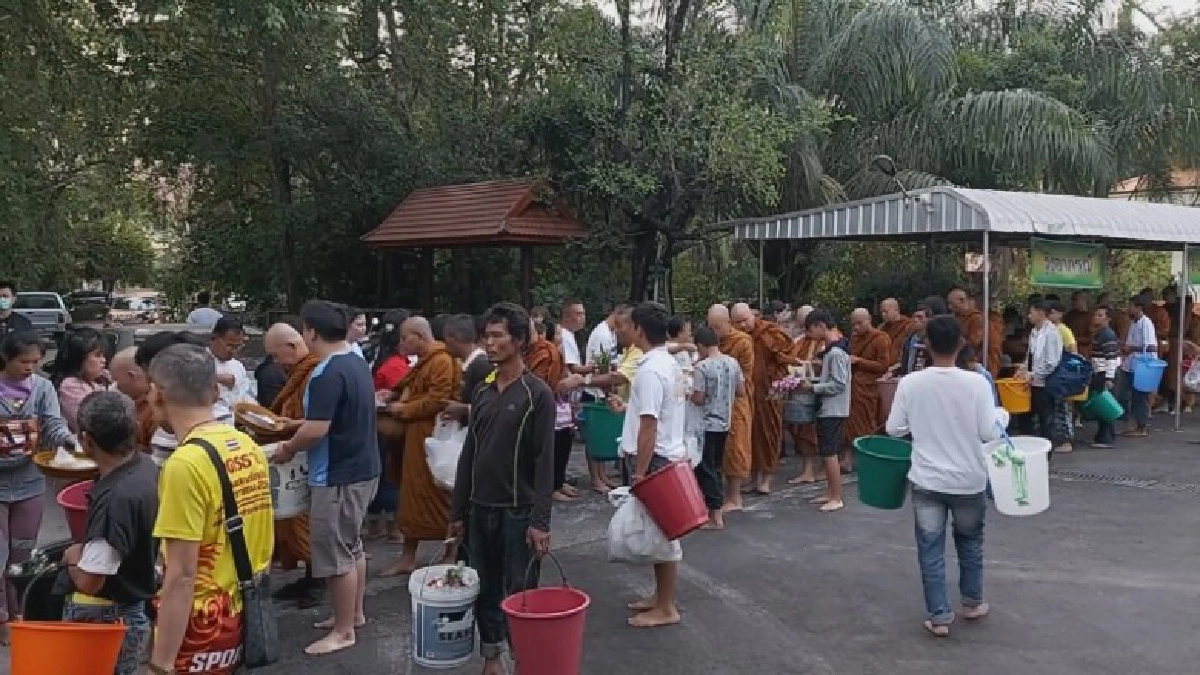 ออกมาทำบุญตักบาตรที่วัดใกล้บ้าน ในวันมาฆบูชาคึกคัก