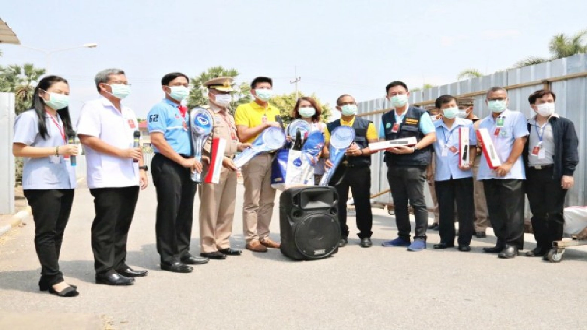 รมช สาธารณสุข เยี่ยมคนไทยกลับบ้าน มอบอุปกรณ์กีฬาลำโพง ลดวิตกกังวลภาวะเหงา รมช สาธารณสุข เยี่ยมคนไทยกลับบ้าน มอบอุปกรณ์กีฬาลำโพง ลดวิตกกังวลภาวะเหงา