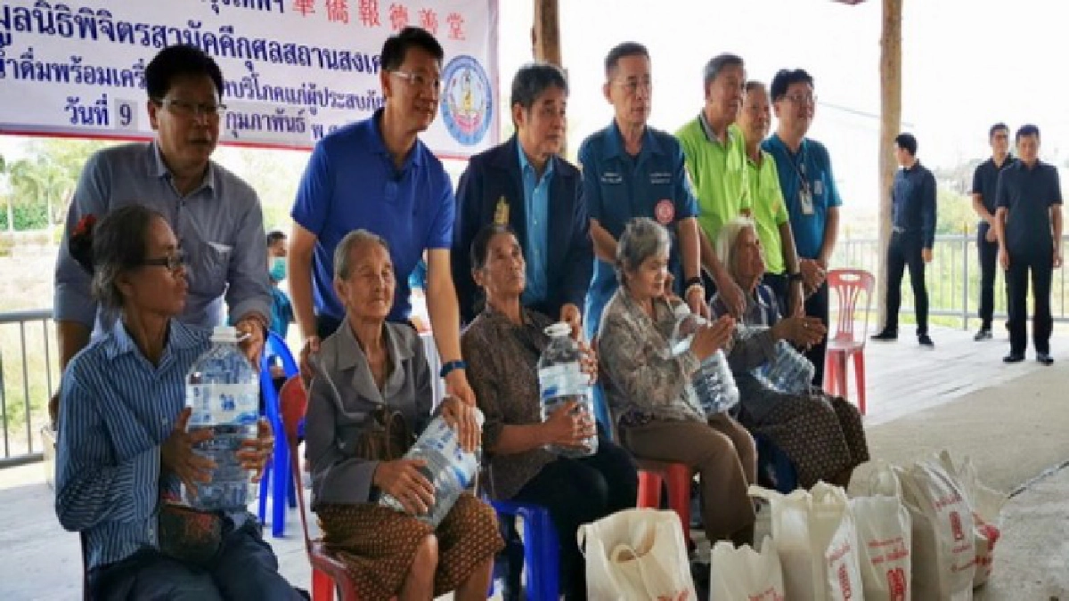 มูลนิธิป่อเต็กตึ๊งนำสิ่งของมอบผู้ประสบภัยเติมน้ำใจสู้ภัยแล้ง มูลนิธิป่อเต็กตึ๊งนำสิ่งของมอบผู้ประสบภัยเติมน้ำใจสู้ภัยแล้ง