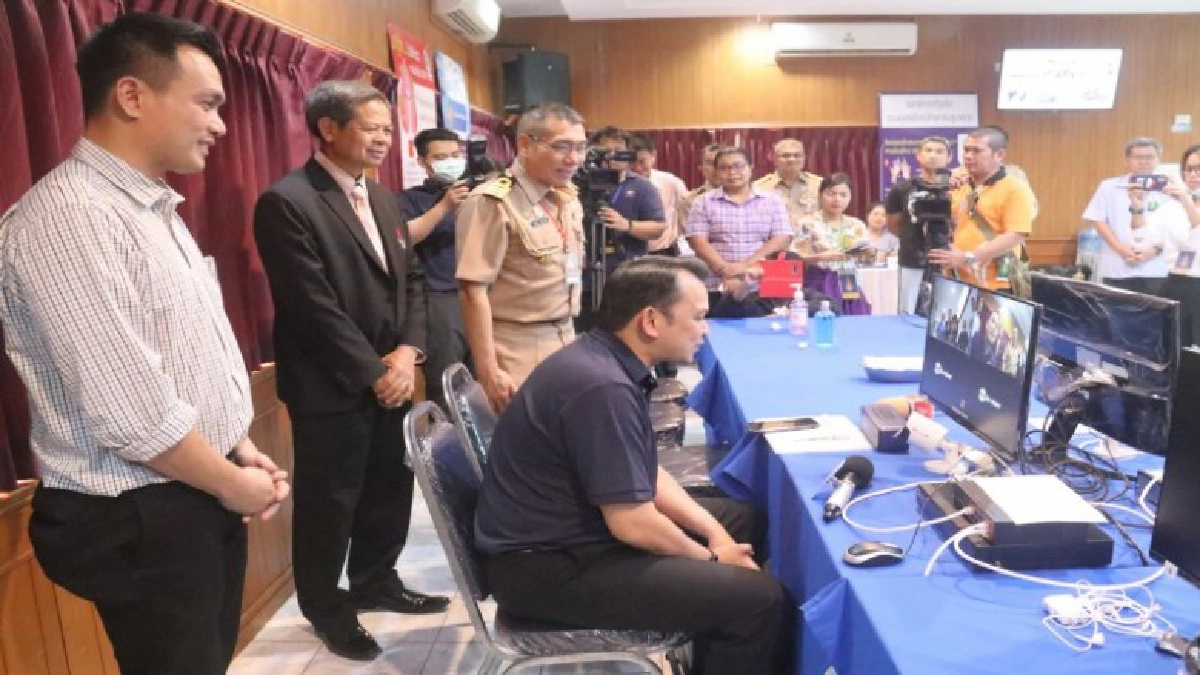 รมต.ศึกษาธิการ รุดเยี่ยมและให้กำลังเจ้าหน้าปฏิบัติงาน รมต.ศึกษาธิการ รุดเยี่ยมและให้กำลังเจ้าหน้าปฏิบัติงาน