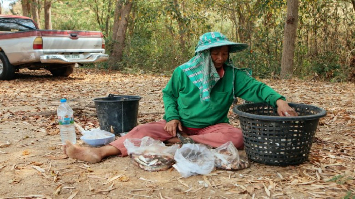 ชาวบ้านออกหาปลาในคลองสาธารณะยังชีพ