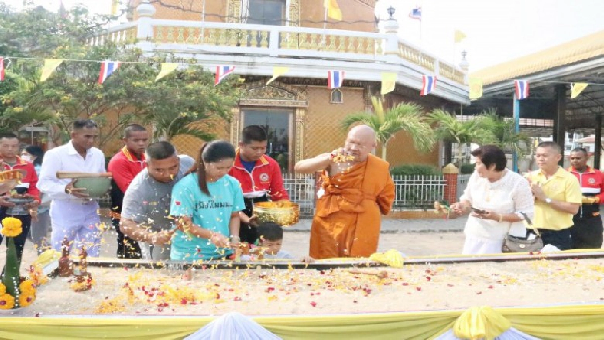 ประชาชนร่วมตอกไม้มงคลสร้างวิหารบูรพาจารย์ อดีตเจ้าอาวาสวัดสัตหีบ ประชาชนร่วมตอกไม้มงคลสร้างวิหารบูรพาจารย์ อดีตเจ้าอาวาสวัดสัตหีบ