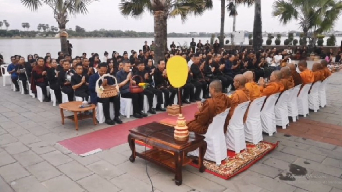 ร่วมทำบุญใส่บาตร ไว้อาลัยผู้เสียชีวิตโคราช