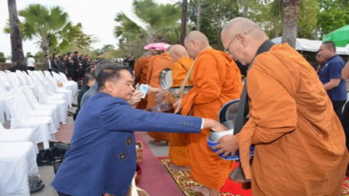 ผู้ว่าฯ ศรีสะเกษ นำชาวพุทธ" นุ่งผ้าไทยใส่บาตร ทำความดี วิถีพอเพียง"อุทิศกุศลให้แก่ผู้เสียชีวิตที่ จ.นครราชสีมา ผู้ว่าฯ ศรีสะเกษ นำชาวพุทธ" นุ่งผ้าไทยใส่บาตร ทำความดี วิถีพอเพียง"อุทิศกุศลให้แก่ผู้เสียชีวิตที่ จ.นครราชสีมา