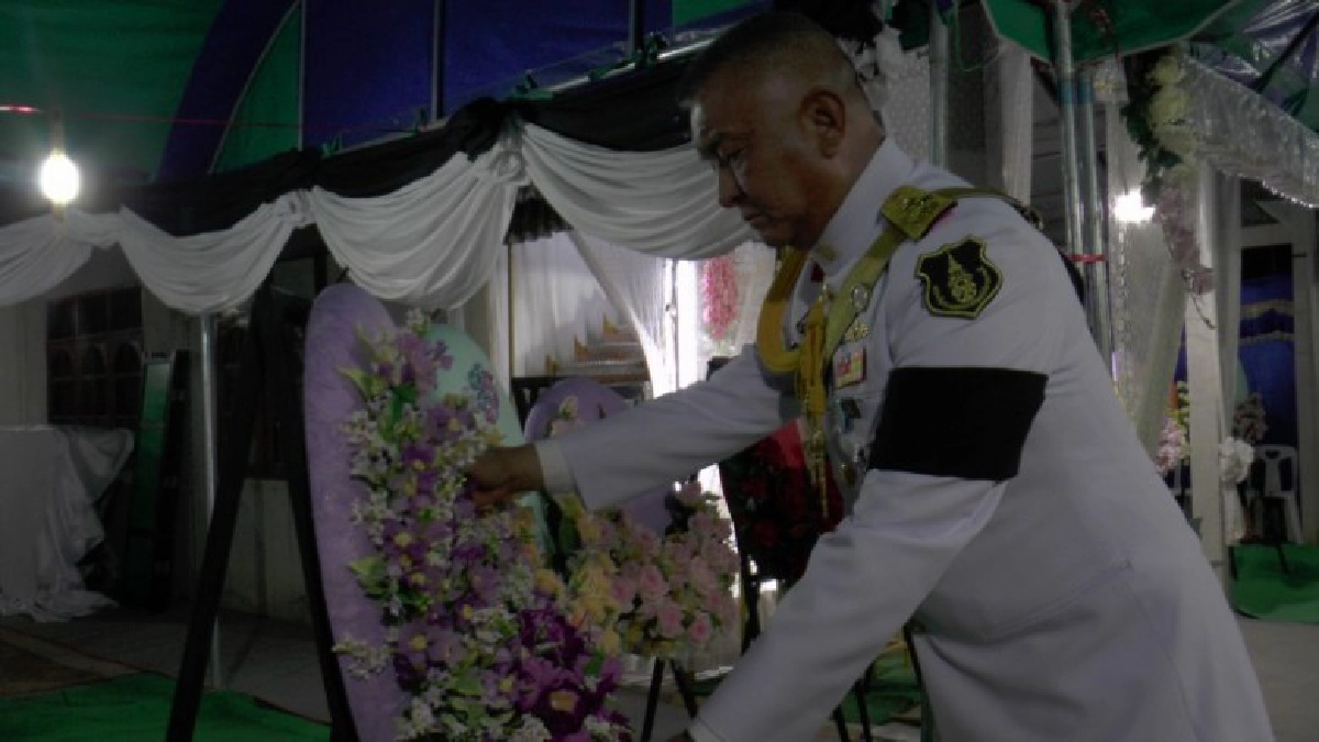 ในหลวง ร.10 พระราชทานน้ำหลวงอาบศพ พวงมาลา เหยื่อยิงกราดโคราช ในหลวง ร.10 พระราชทานน้ำหลวงอาบศพ พวงมาลา เหยื่อยิงกราดโคราช