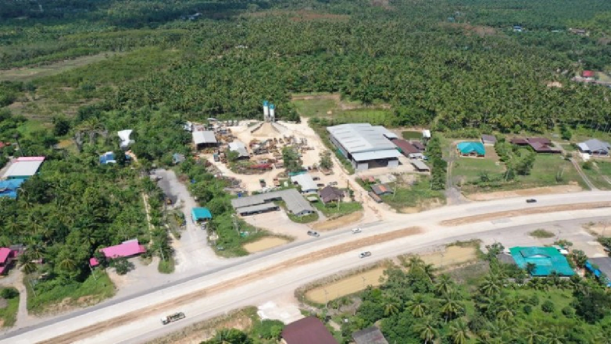สื่อมวลชนชุมพรตรวจสอบความคืบหน้าโครงการก่อสร้างถนนสาย จ 