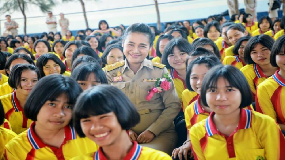 ครูพี่โอ๊ะร่วมเคารพธงชาติ รร.พนมสารคาม พนมอดุลวิทยา ครูพี่โอ๊ะร่วมเคารพธงชาติ รร.พนมสารคาม พนมอดุลวิทยา