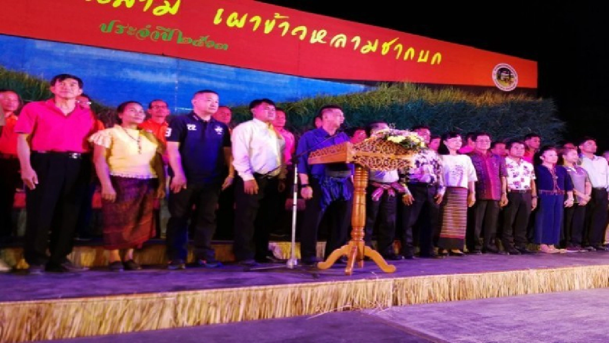 ประเพณีบุญข้าวใหม่เดือนสาม เผาข้าวหลามกว่า 10,000กระบอก ประเพณีบุญข้าวใหม่เดือนสาม เผาข้าวหลามกว่า 10,000กระบอก