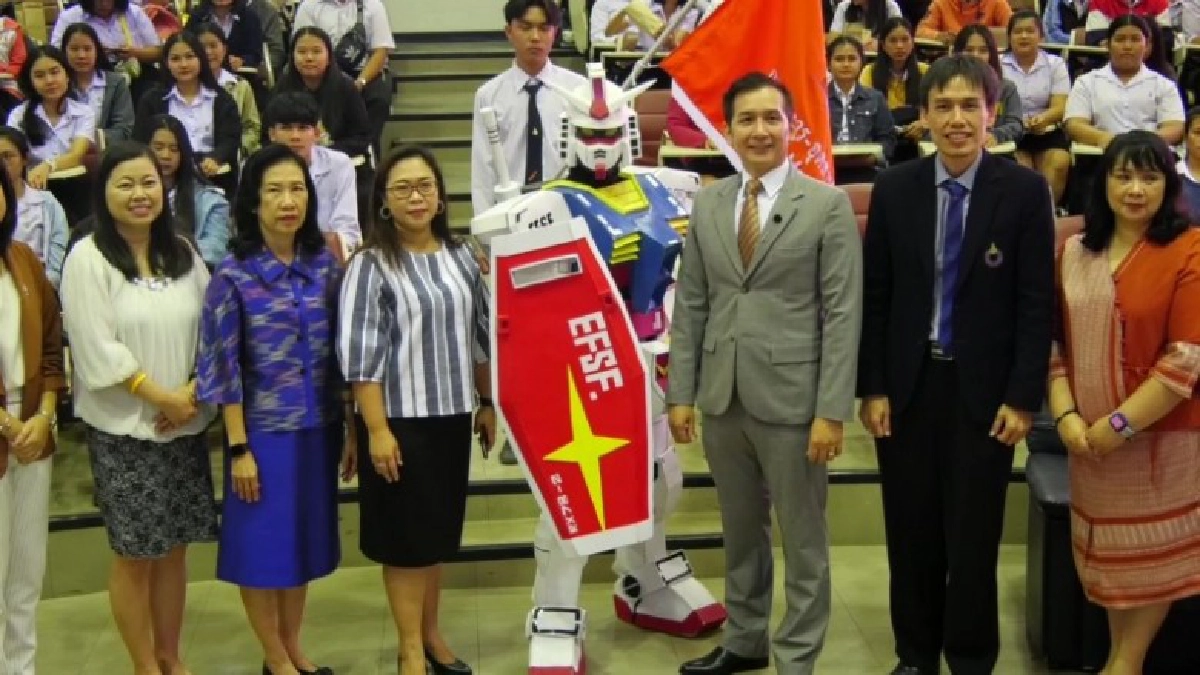 นักศึกษามหาวิทยาลัยเทคโนโลยีราชมงคลอีสานโคราช โชว์สิ่งประดิษฐ์หรือ AI  ในงานแนวทางปัญญาประดิษฐ์กับแรงงานคน