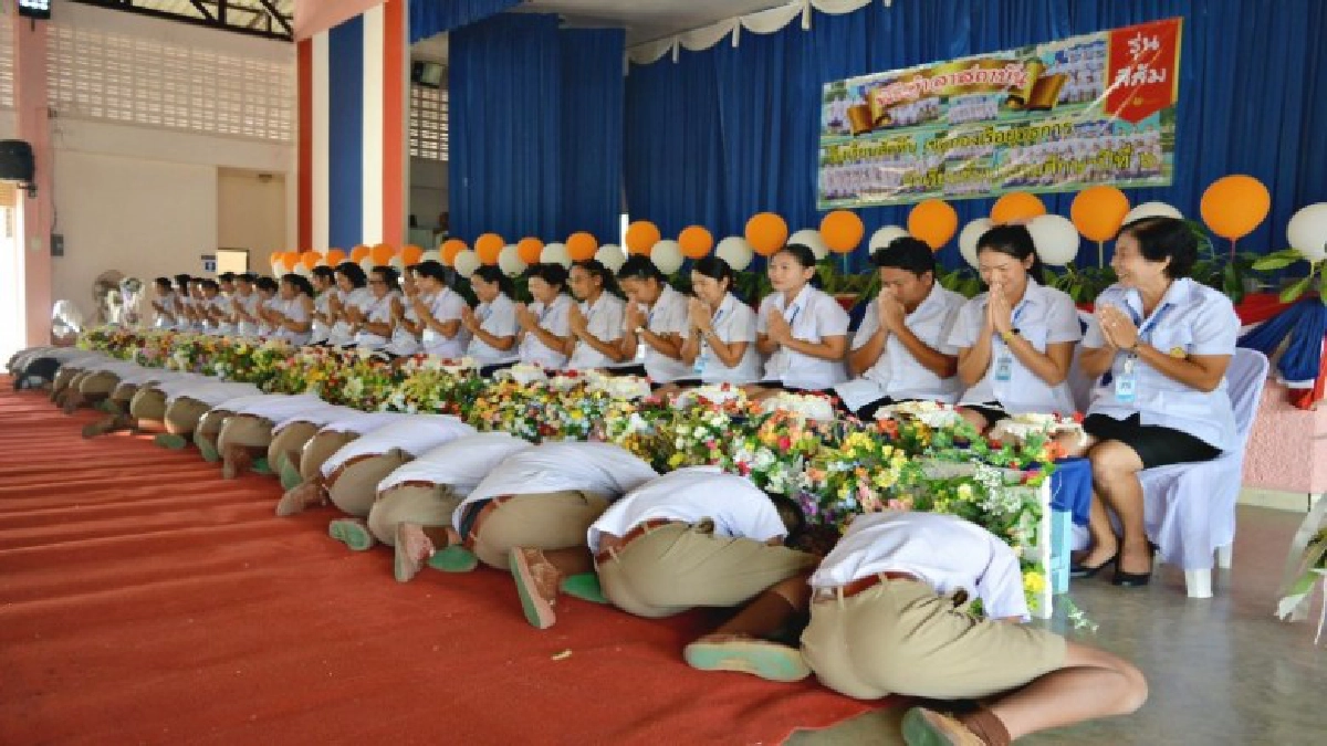นักเรียนหลั่งน้ำตาพีธีอำลาสถาบันโรงเรียนสัตหีบเขตกองเรือยุทธการ นักเรียนหลั่งน้ำตาพีธีอำลาสถาบันโรงเรียนสัตหีบเขตกองเรือยุทธการ