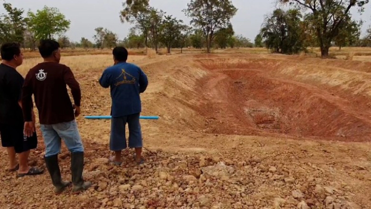 เกษตรกรชาวนาบัวใหญ่โคราชขุดที่นาตามโครงการเกษตรทฤษฎีใหม่โคกหนองนาโมเดลมั่นใจแก้ปัญหาภัยแล้งได้ในอนาคต