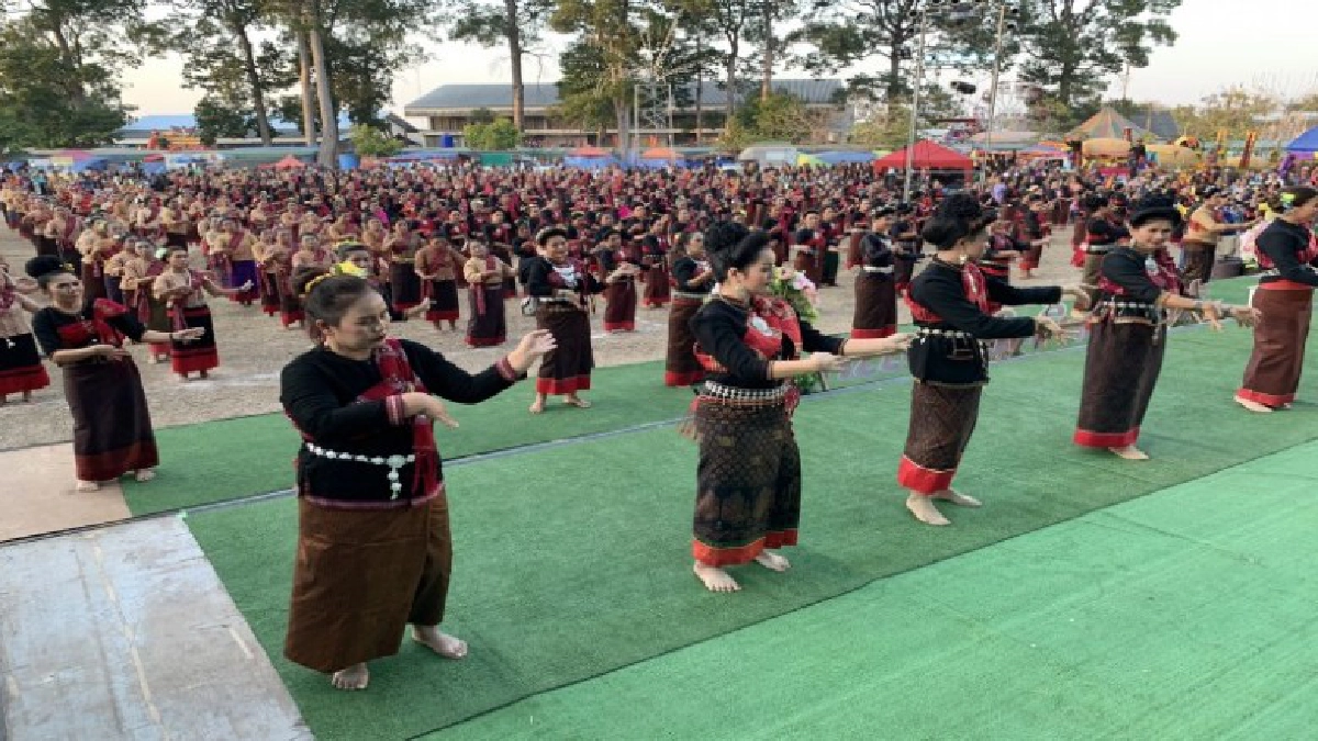 นางรำ 600 คน รำเปิดงานบุญข้าวจี่โพธิ์ศรีสุวรรณ นางรำ 600 คน รำเปิดงานบุญข้าวจี่โพธิ์ศรีสุวรรณ