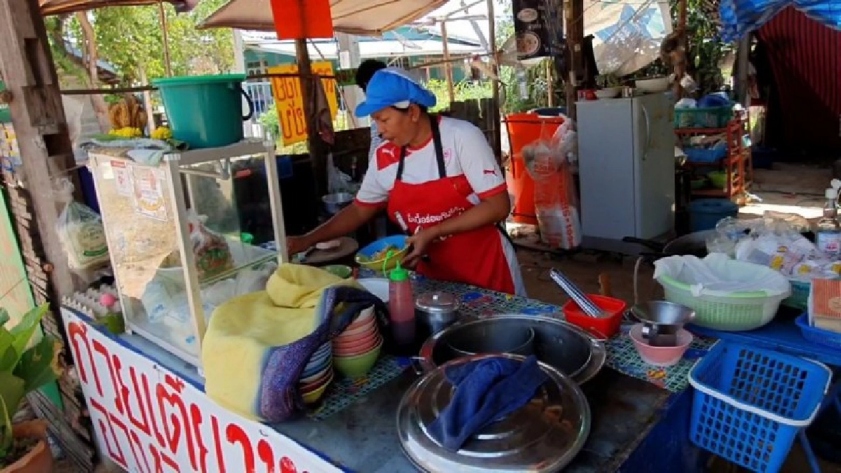 ก๋วยเตี๋ยวขี้วัวสูตรเด็ดจากโคราช รสขมกลมกล่อมถูกปากคนอีสานขายดีลูกค้าแน่นร้านทุกวัน ก๋วยเตี๋ยวขี้วัวสูตรเด็ดจากโคราช รสขมกลมกล่อมถูกปากคนอีสานขายดีลูกค้าแน่นร้านทุกวัน