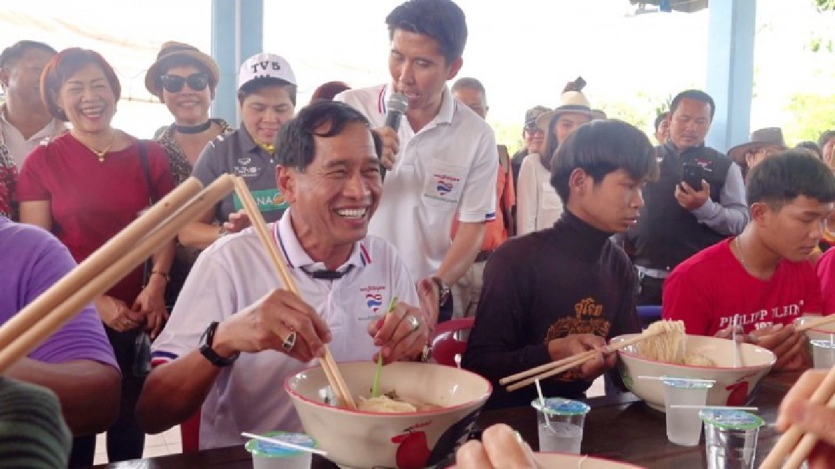 ปทุมธานี ประกวดหุ่นไล่กาแข่งขันกินก๋วยเตี๋ยวชามโตสืบสานประเพณีจุดลูกหนู ปทุมธานี ประกวดหุ่นไล่กาแข่งขันกินก๋วยเตี๋ยวชามโตสืบสานประเพณีจุดลูกหนู