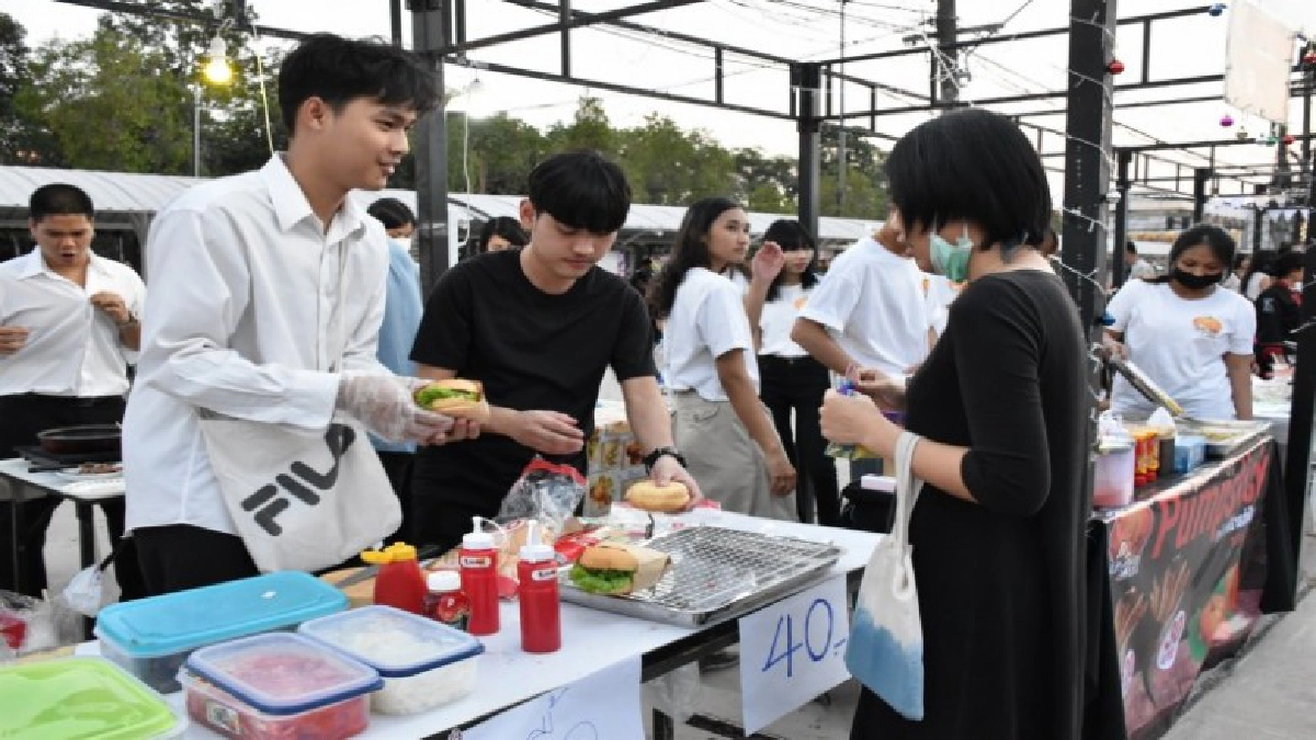 ม.อุบลฯเปิดตลาดนัดสร้างสรรค์ยามแลง ม.อุบลฯเปิดตลาดนัดสร้างสรรค์ยามแลง