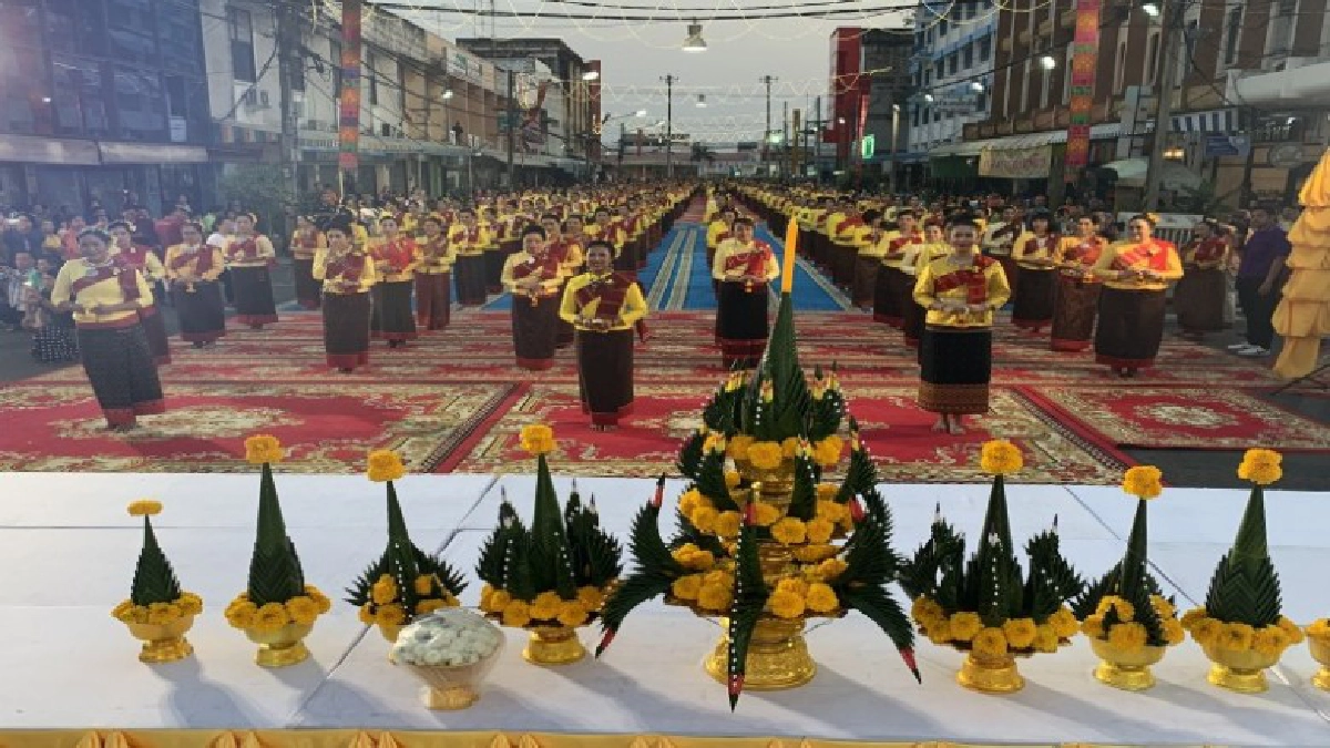 สาวศรีสะเกษกว่า 600 คน รำบวงสรวงถวายพระนางศรีสระเกศ สาวศรีสะเกษกว่า 600 คน รำบวงสรวงถวายพระนางศรีสระเกศ