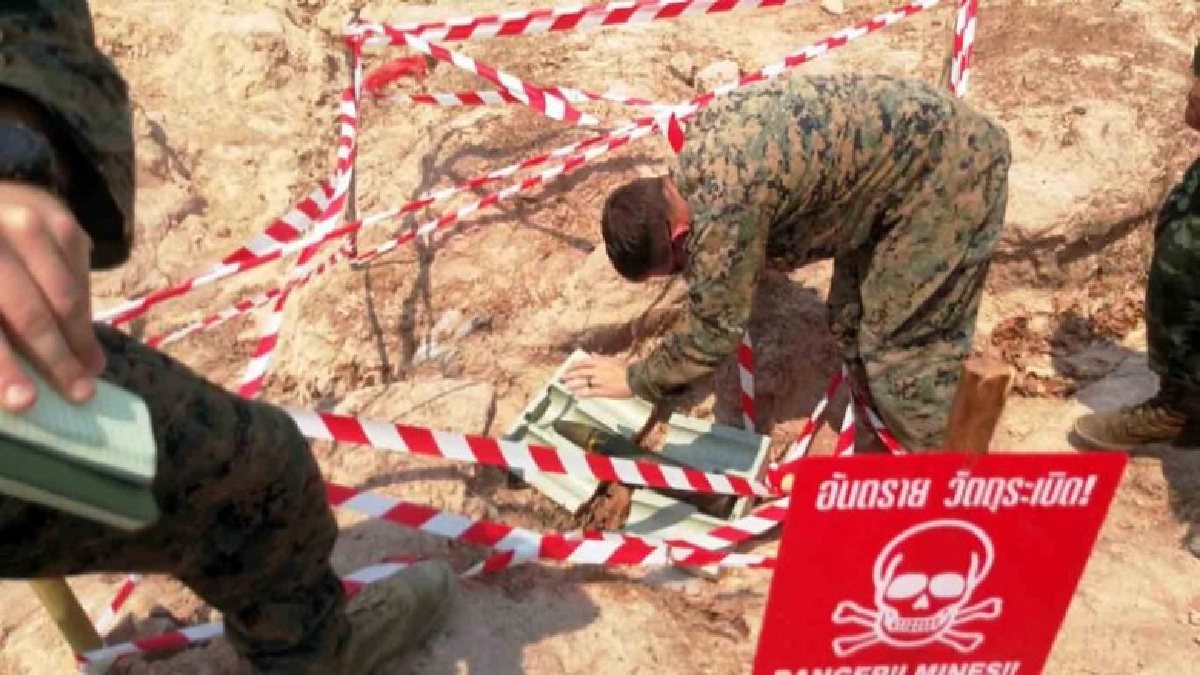 ทหารไทย-สหรัฐฝึกกู้ระเบิดจริง หลังชาวบ้านแจ้งพบกระสุนปืนใหญ่ที่ อ.วัฒนานคร จ.สระแก้ว ทหารไทย-สหรัฐฝึกกู้ระเบิดจริง หลังชาวบ้านแจ้งพบกระสุนปืนใหญ่ที่ อ.วัฒนานคร จ.สระแก้ว