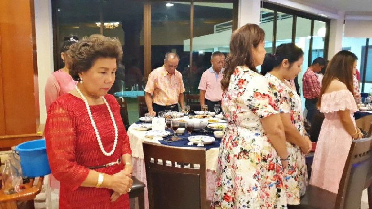 ชมรมนี้มีแต่ให้ ชมรมวรรณศิลป์ไม่สิ้นสายสัตหีบจิตอาสา ร่วมไว้อาลัย สุเทพ วงคำแหง ศิลปินแห่งชาติ ในงานพบปะสังสรรค์