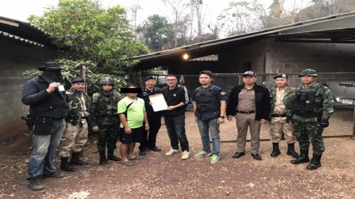 บุกรวบ 2 ผัวเมียค้ายา ขณะสามีไหวตัวทัน ทิ้งเมียรักถูกจับ บุกรวบ 2 ผัวเมียค้ายา ขณะสามีไหวตัวทัน ทิ้งเมียรักถูกจับ