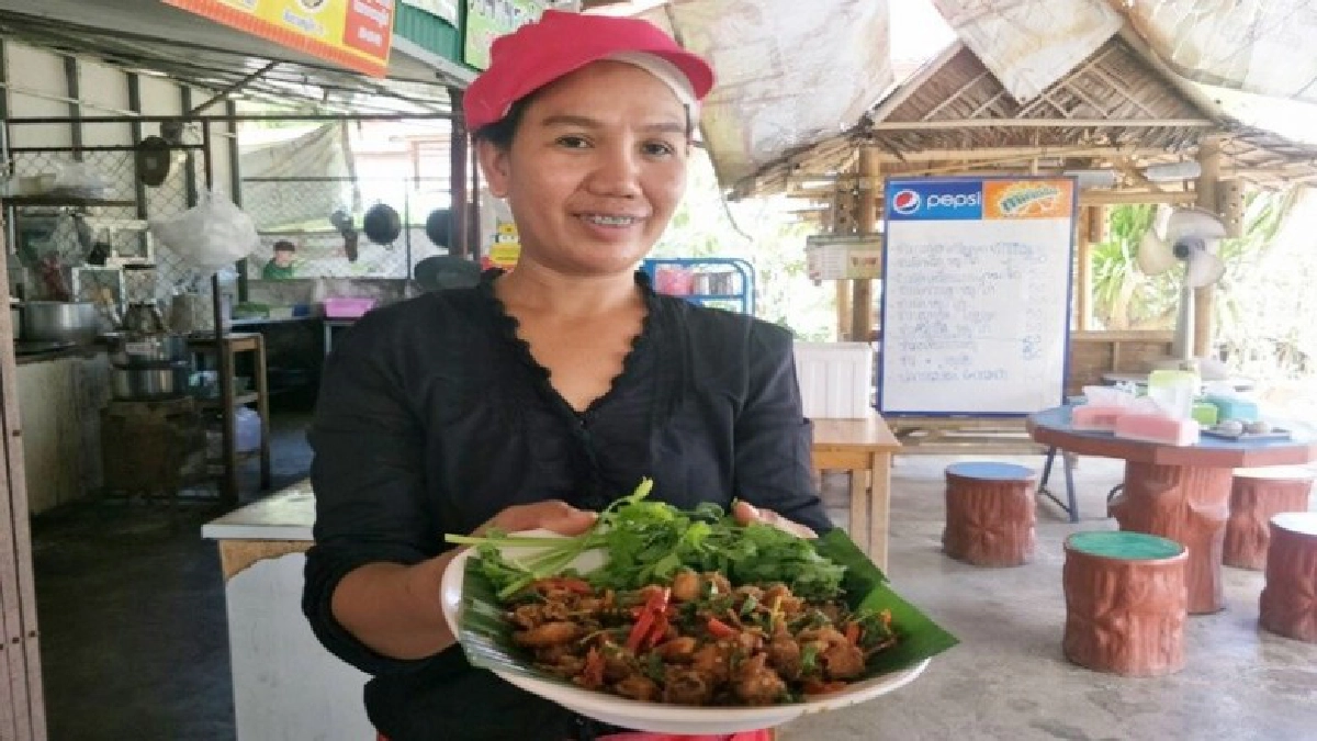 แม่ค้าหัวดี!! พลิกตำราทำผัดกระเพรากากหมู จนเป็นเมนูยอดฮิต ทานกับข้าวร้อนๆแสนอร่อย ได้รับความนิยมชื่นชอบของลูกค้าขายดี สร้างรายได้งาม แม่ค้าหัวดี!! พลิกตำราทำผัดกระเพรากากหมู จนเป็นเมนูยอดฮิต ทานกับข้าวร้อนๆแสนอร่อย ได้รับความนิยมชื่นชอบของลูกค้าขายดี สร้างรายได้งาม