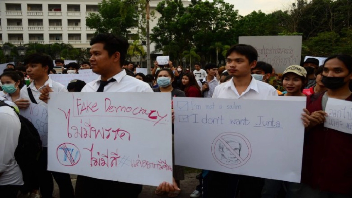 แฟลชม๊อบม.ราชภัฏนครปฐม เปิดไฟไล่รัฐบาลต่อเนื่อง