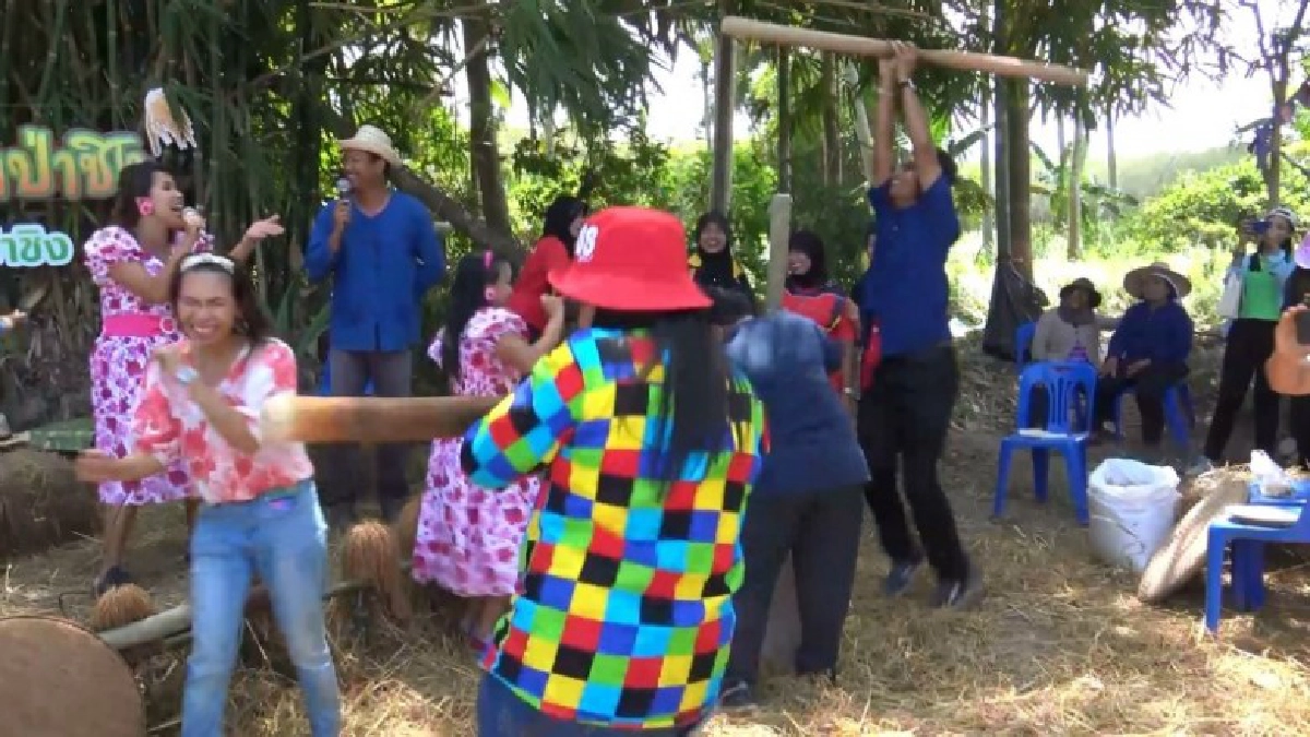 แข่งขันตำข้าวประกอบลีลา ตำกันสุดมันส์ เต้นกันสุดใจ แพ้ชนะไม่สนใจค่อยว่ากัน แข่งขันตำข้าวประกอบลีลา ตำกันสุดมันส์ เต้นกันสุดใจ แพ้ชนะไม่สนใจค่อยว่ากัน