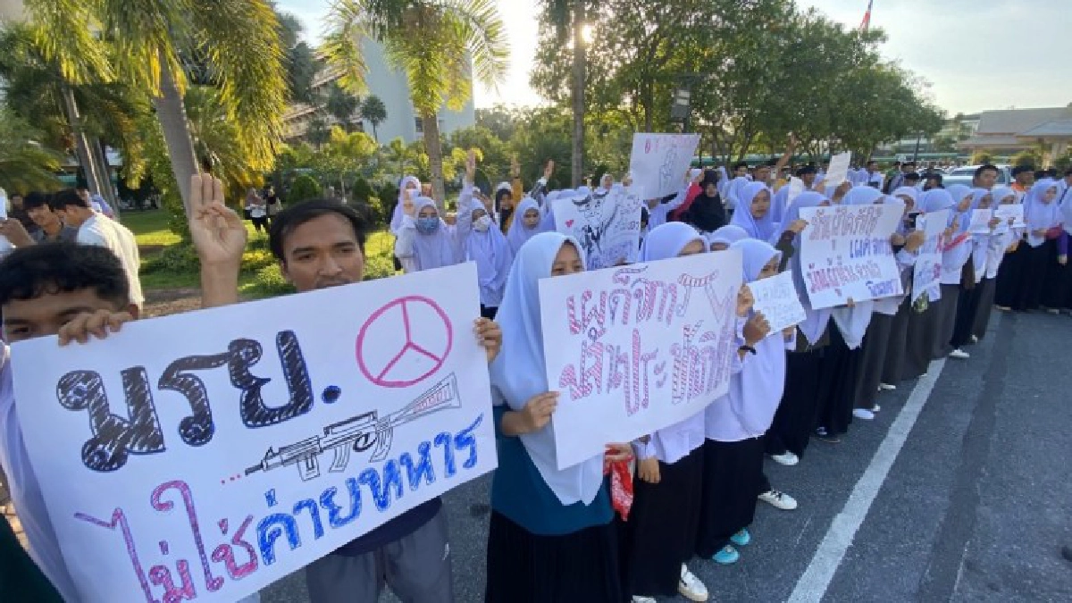 กลุ่มนักศึกษา นักเรียนกว่า 200 คน พร้อมใจ ชู 3 นิ้ว ไล่ รัฐบาลประยุทธ์ ท่ามกลางตำรวจดูแลเข้ม