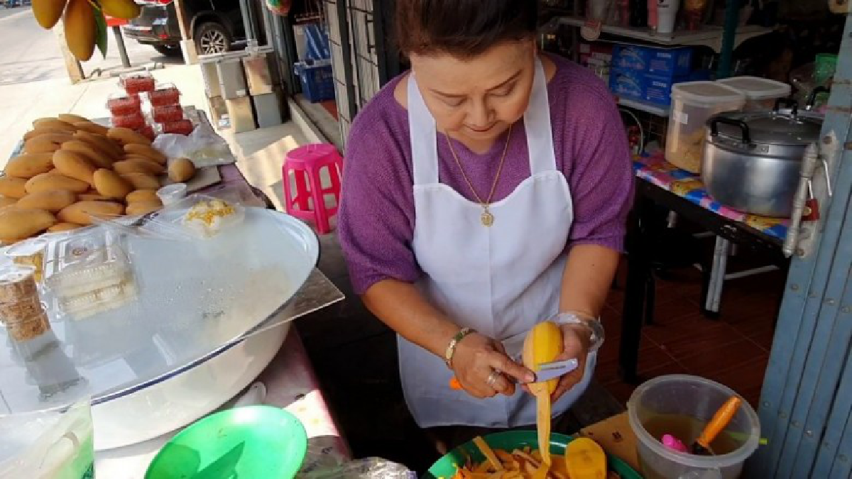 ข้าวเหนียวมะม่วงบัวใหญ่อีกหนึ่งตำนานความอร่อยมากว่า 50 ปี ข้าวเหนียวมะม่วงบัวใหญ่อีกหนึ่งตำนานความอร่อยมากว่า 50 ปี