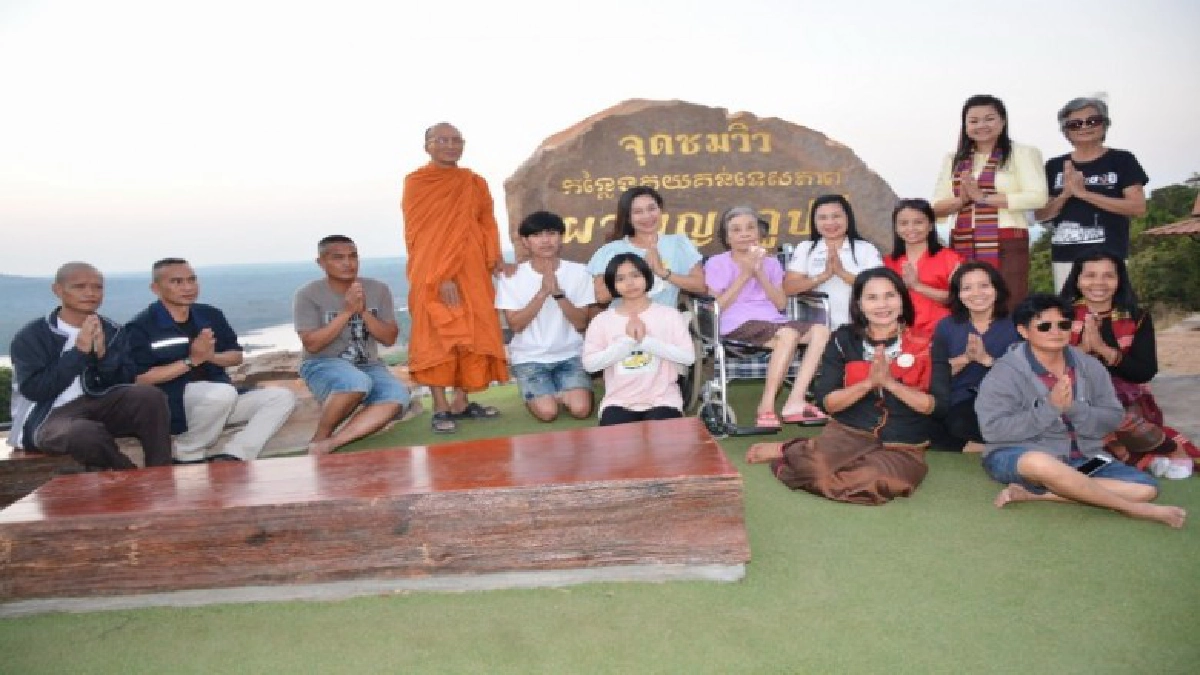 ศรีสะเกษ นักท่องเที่ยวแห่สัมผัสอากาศบริสุทธ์ยามเย็นที่ผาพญากูปรีชายแดนไทย-เขมร ขณะที่หลวงพ่อพุฒเผยสร้างจุดชมวิวแห่งนี้ขึ้นมาเพื่อเป็นสถานที่
