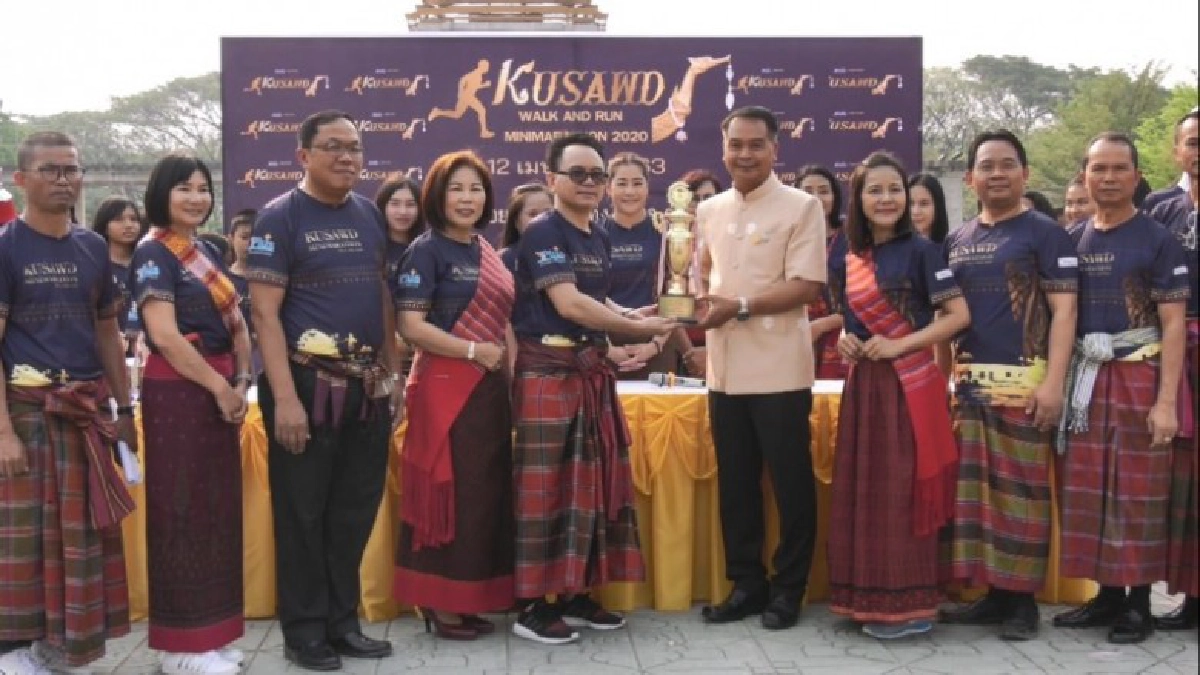 ผู้ว่าฯศรีสะเกษ  มอบถ้วยรางวัลวิ่งคูซอดเพื่อน้องนักเรียนในชนบท