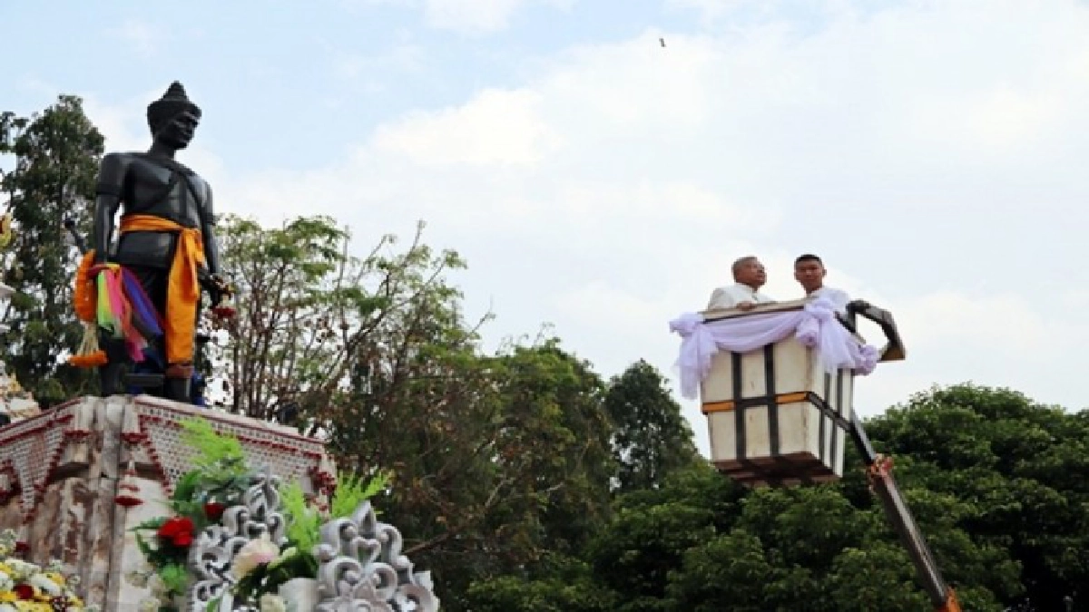 จ.พะเยา – ปาฏิหาริย์ฟ้ามืดกระทันหัน ขณะทำพิธีเปลี่ยนผ้ารัดเอวพญางำเมือง เชื่อเป็นบุญบารมีสมนามพระองค์"งำเมือง"