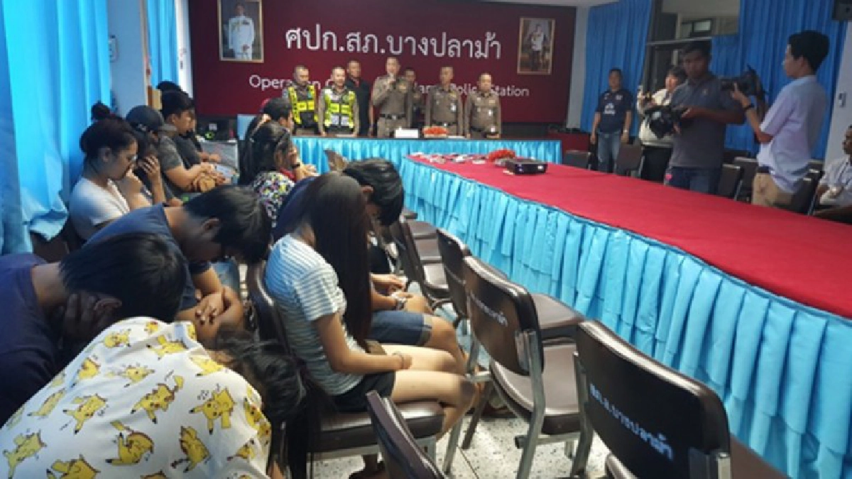 ตร.ปิดถนนจับแก๊งแข่งรถยนต์ยึดรถ24คันผู้ต้องหาเกือบ70คน