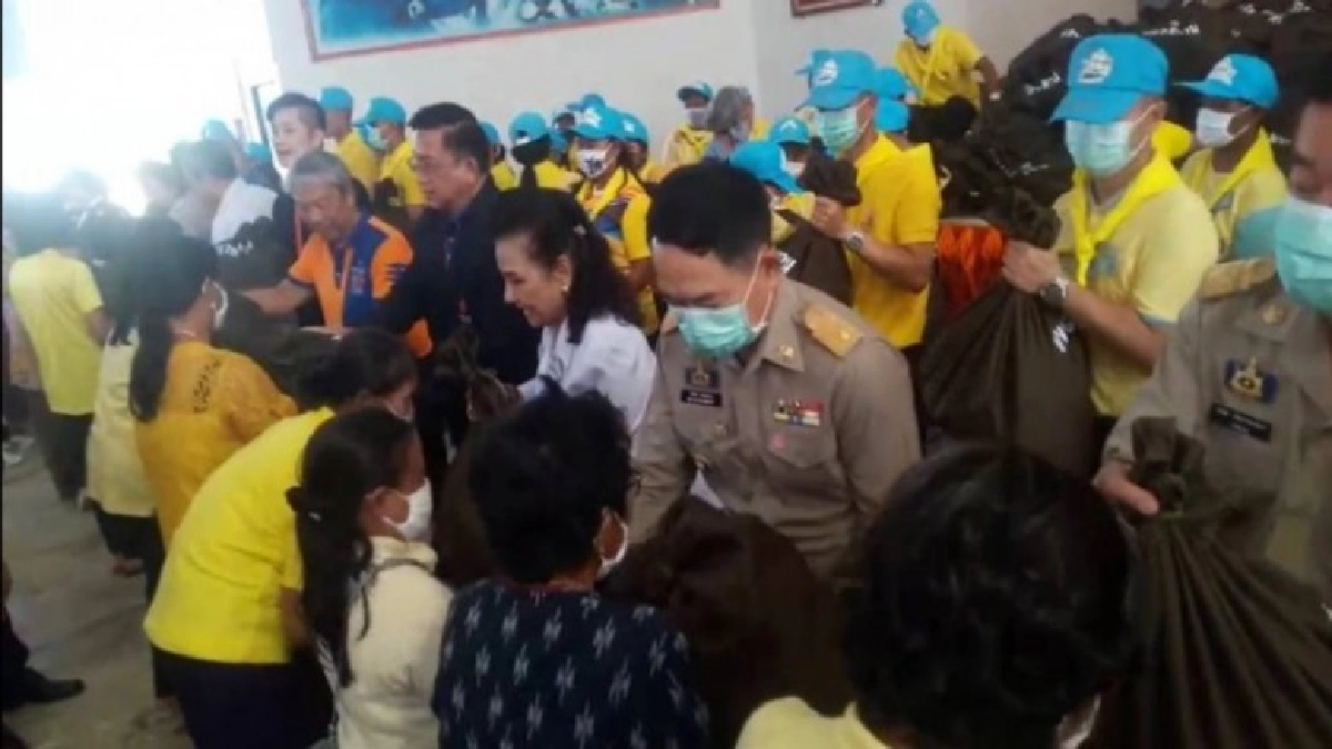 สมเด็จเจ้าฟ้าจุฬาภรณ์ฯ พระราชทานถุงยังชีพแก่ราษฎร